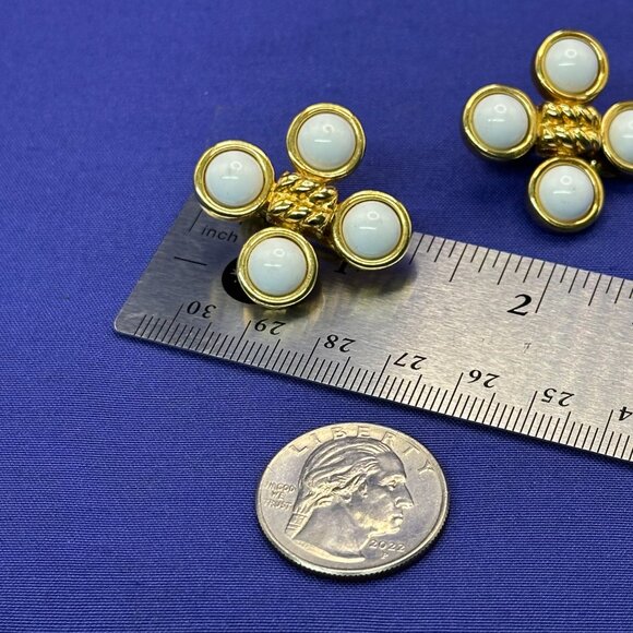 VTG 1980s Monet Mod White Cabochon Clip Earrings - Picture 8 of 11